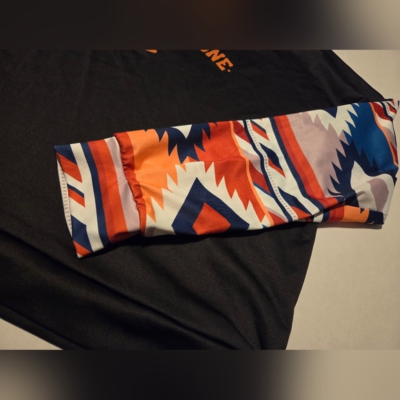 Womens Yellowstone Black and Multicolor Long Sleeve Tee EUC - Picture 4 of 6